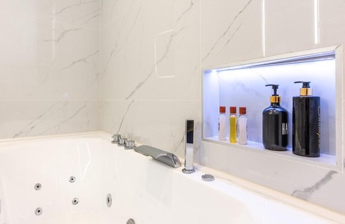 Pere Lachaise Apartment | Appartement Raffiné avec Jacuzzi et AC - 6P