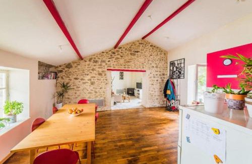 Eymoutiers Apartment | Appartement rouge avec jardin