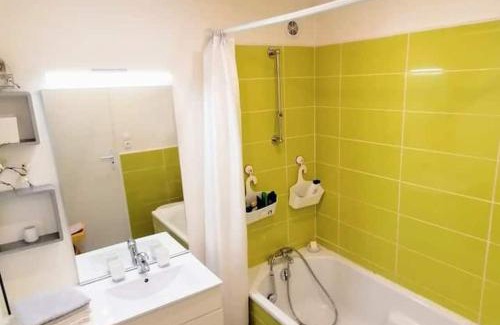 Eymoutiers Apartment | Appartement rouge avec jardin