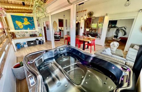 Sainte-Anne Apartment | Appartement spacieux à Sainte-Anne, vue sur la mer et jacuzzi