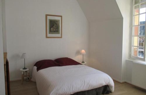 Trevol House | Appartement spacieux au Château avec parc arboré, proche de Villeneuve sur Allier, pour 6 pers., WiFi - FR-1-489-73