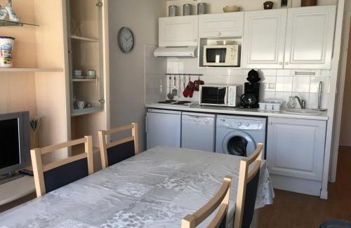 Fort-Mahon-Plage Apartment | Appartement T2 cabine à 2 min de la plage avec parking privatif à Fort-Mahon - FR-1-482-6