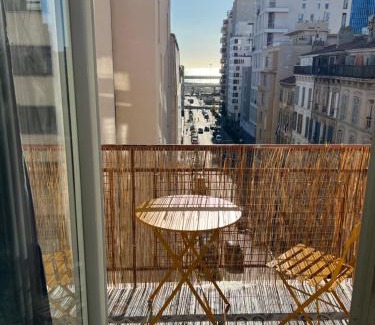 La Villette Apartment | Appartement T3 Traversant 53m2 Marseille vue mer