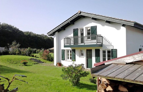 Saint-Pee-sur-Nivelle Apartment | Appartment Ihi-Toki, sunny garden apartment in a breathtaking location