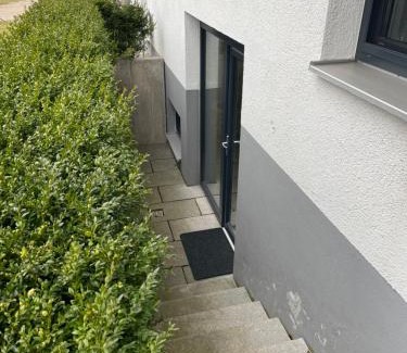 Irschenberg Apartment | Appartment 53qm im Architektenhaus - 2 Schlafzimmer mit Küche und Bad, nur 2min von A8 - ruhig und modern