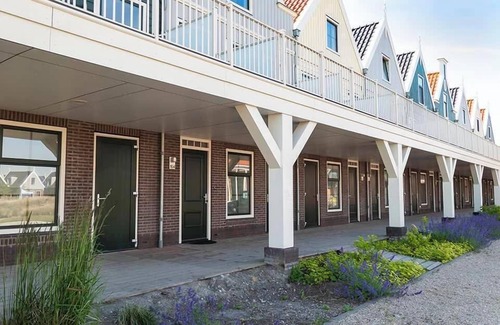 Uitdam House | Appartment with 5 bedrooms, 2 bathrooms and a terrace