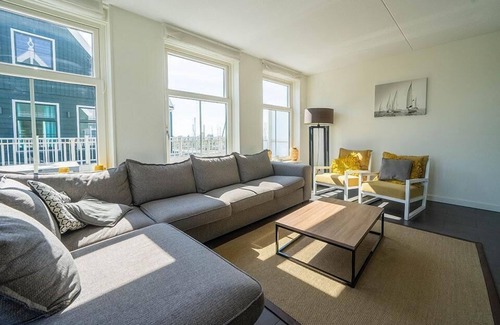 Uitdam House | Appartment with 6 bedrooms, 3 bathrooms and 2 balconies