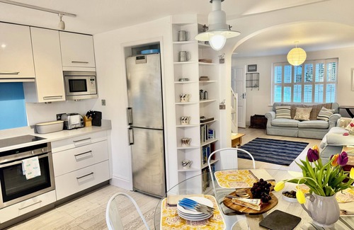 Netley House | Appealing centrally located home in the village of Seaview
