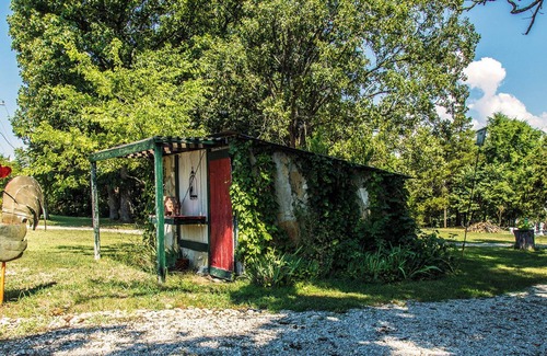 Eureka Springs Cabin | Apple Blossom Cottage of Stone Meadow Resort is situated on a beautiful 14-acre meadow in the country near Eureka Springs, Arkansas with easy highway access.