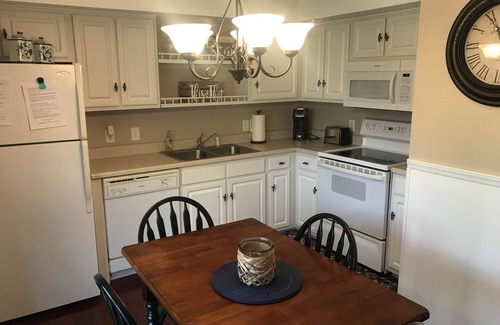 Pigeon Forge Condo | Apple Blossom Getaway-Near Apple Barn-Near Tanger Outlets