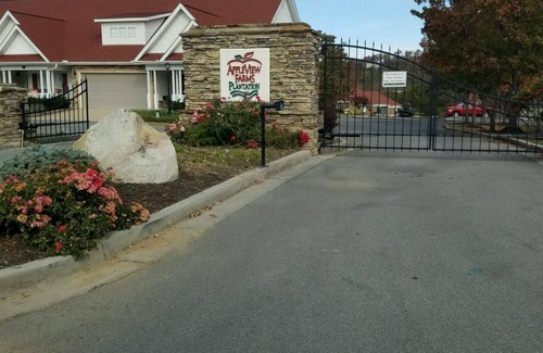 Pigeon Forge Condo | Apple Blossom Getaway-Near Apple Barn-Near Tanger Outlets