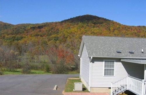 Candler Apartment | Apple Blossom in Beautiful Western North Carolina with WiFi