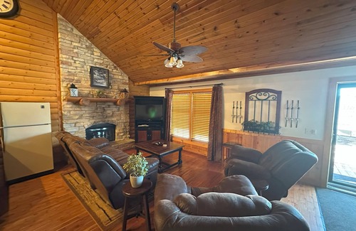 Apple River House | Apple Canyon Lake, Game Room, Hot Tub