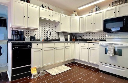 Bristol House | Apple Hill Bungalow, Family and PET Friendly!