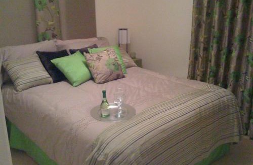 Harlington House | Apple House Guesthouse Heathrow Airport