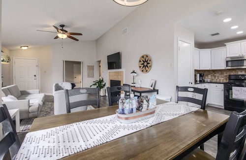 Milwood House | Apple Parmer – 3BR/2BA w/Walkable Dining & Parks