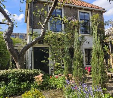 Gouda House | Apple Tree Cottage - charming home at beautiful canal in our idyllic garden