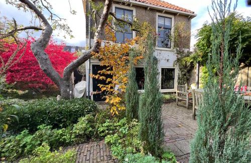 Gouda House | Apple Tree Cottage - charming home at beautiful canal in our idyllic garden