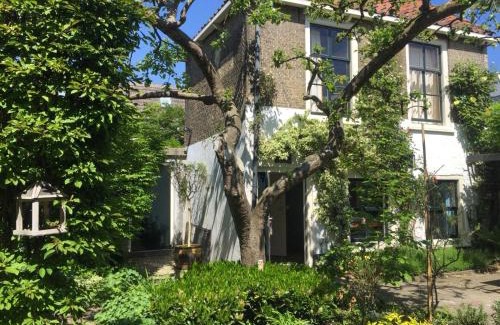 Gouda House | Apple Tree Cottage - charming home at beautiful canal in our idyllic garden