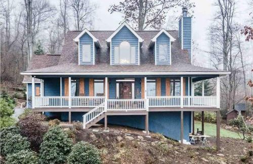 Hendersonville House | Apple Valley Chateau Mountain Getaway