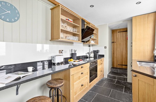 Appledore House | Appledore cottage with parking near waterfront