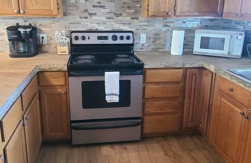 Fort Collins House | Applewood Charming Two Bedroom Big Fenced Yard