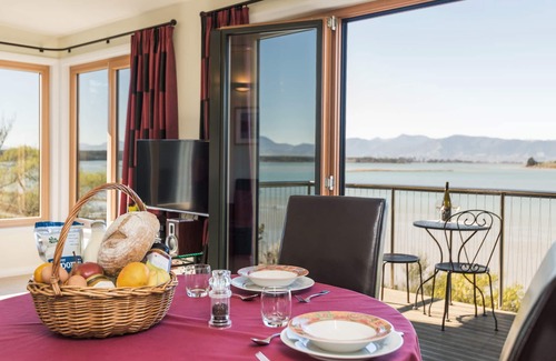 Bronte Apartment | Applewood - The Waimea Suite - luxury accommodation with amazing estuary views