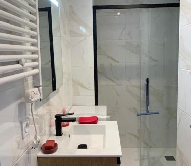 Le Grand Large Apartment | Appt cozy terrasse front de mer clim parking wifi