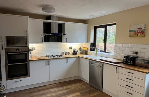 East Runton House | Après Sea short walk to beach & Cromer centre. Large House & Garden-Dogs welcome