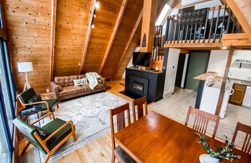 Upson Cabin | Apres’ Haus: Comfy A-Frame centrally located in Whitecap Village with fireplace