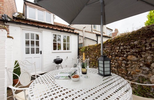 East Rudham Cottage | April Cottage - a self catering cottage that sleeps 4 guests in 2 bedrooms