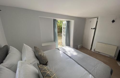 New Forest District House | April Cottage, luxurious accommodation for coast and forest with pool & hot tub
