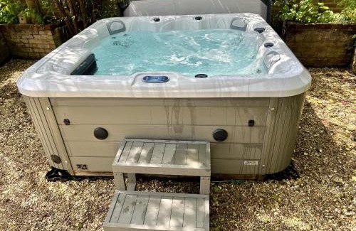 New Forest District House | April Cottage, luxurious accommodation for coast and forest with pool & hot tub