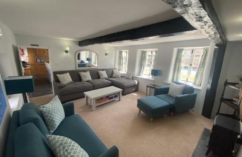 New Forest District House | April Cottage, luxurious accommodation for coast and forest with pool & hot tub