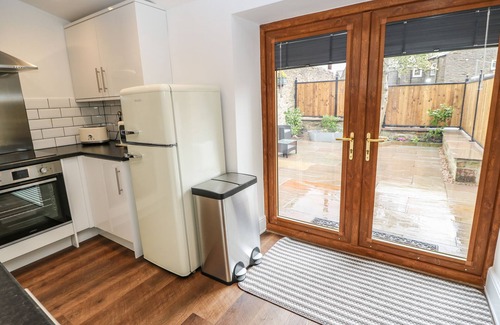 Sutton-in-Craven Cottage | APRIL COTTAGE, pet friendly, character holiday cottage in Cross Hills