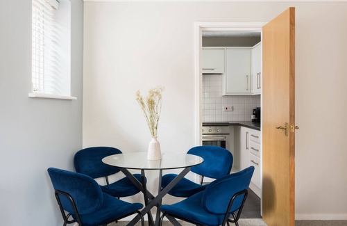 Leamington Spa Apartment | Apt 2 Chestnut Court - Leamington Spa