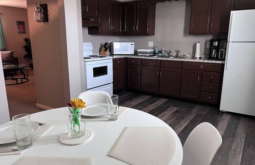 Masury Apartment | Apt 3 Comfortable and Convenient