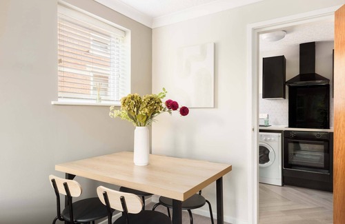 Leamington Spa Apartment | Apt 6 Chestnut Court - Leamington Spa
