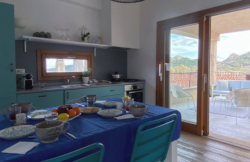 San Pantaleo Apartment | Apt. Azure, central, parking, top for 6