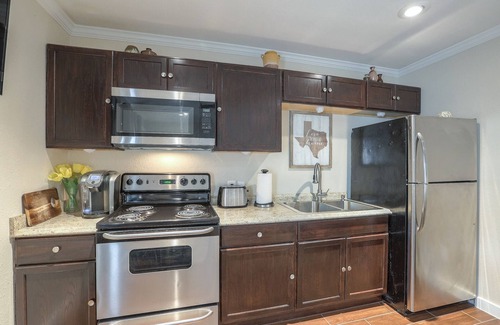 Greater East End Apartment | Apt B · EADO (Apt-B), 2 Miles To Downtown