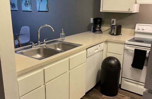 Historic Tennis Club Apartment | Apt F- furnished 1bed/1bath upstairs with mountain view in Downtown Palm Springs