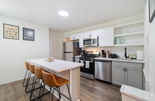 Mount Washington Apartment | Apt in Mt Washington, Minutes to Sheraton & City Skyline Views w/Pack’n Play