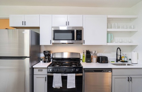 Mount Washington Apartment | Apt in Mt Washington, Minutes to Sheraton & City Skyline Views w/Pack’n Play