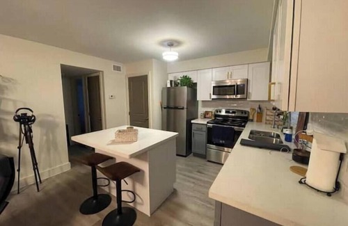 Hyde Park Apartment | Apt in the Heart of Montrose! sleeps