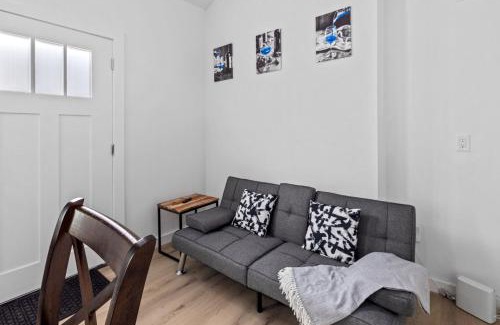 Northside House | Apt Near Downtown Desk Wifi Tvs Games Pets
