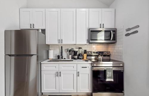 Northside House | Apt Near Downtown Desk Wifi Tvs Games Pets