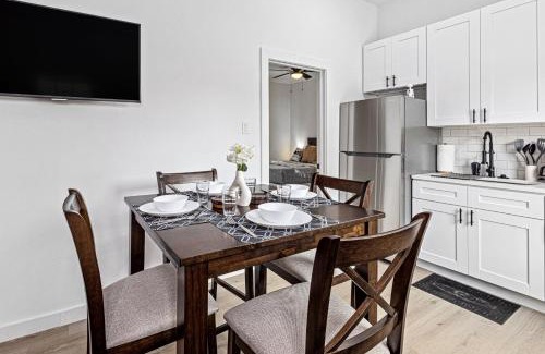 Northside House | Apt Near Downtown Desk Wifi Tvs Games Pets