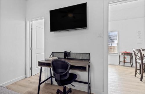 Northside House | Apt Near Downtown Desk Wifi Tvs Games Pets