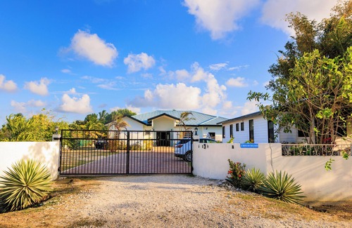 Vista Del Mar Apartment | Apt w/complimentary ride to airport -Ladyville AH