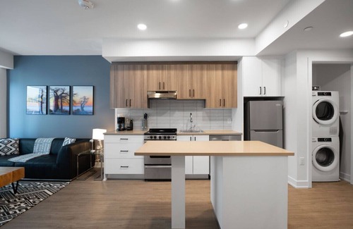 Centretown West Apartment | Apt w/Den and Rooftop, Steps to Little Italy
